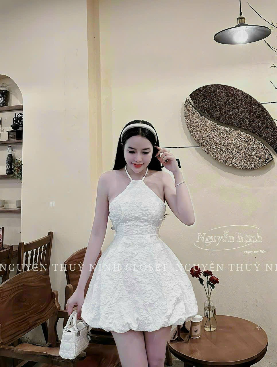 Đầm thời trang nữ cổ yếm đính nơ sau lưng tiểu thư xinh xắn, Đầm nữ hottrend cổ yếm chất gấm dáng xòe bồng phong cách, Đầm mặc đi chơi, dự tiệc sang trọng cổ yếm chiết eo dáng xòe tiểu thư DX