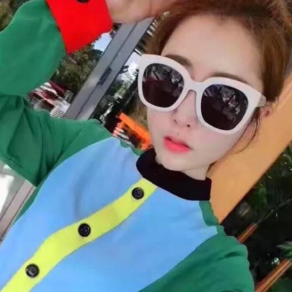 thời trang chữ v mắt mèo hot 2018
