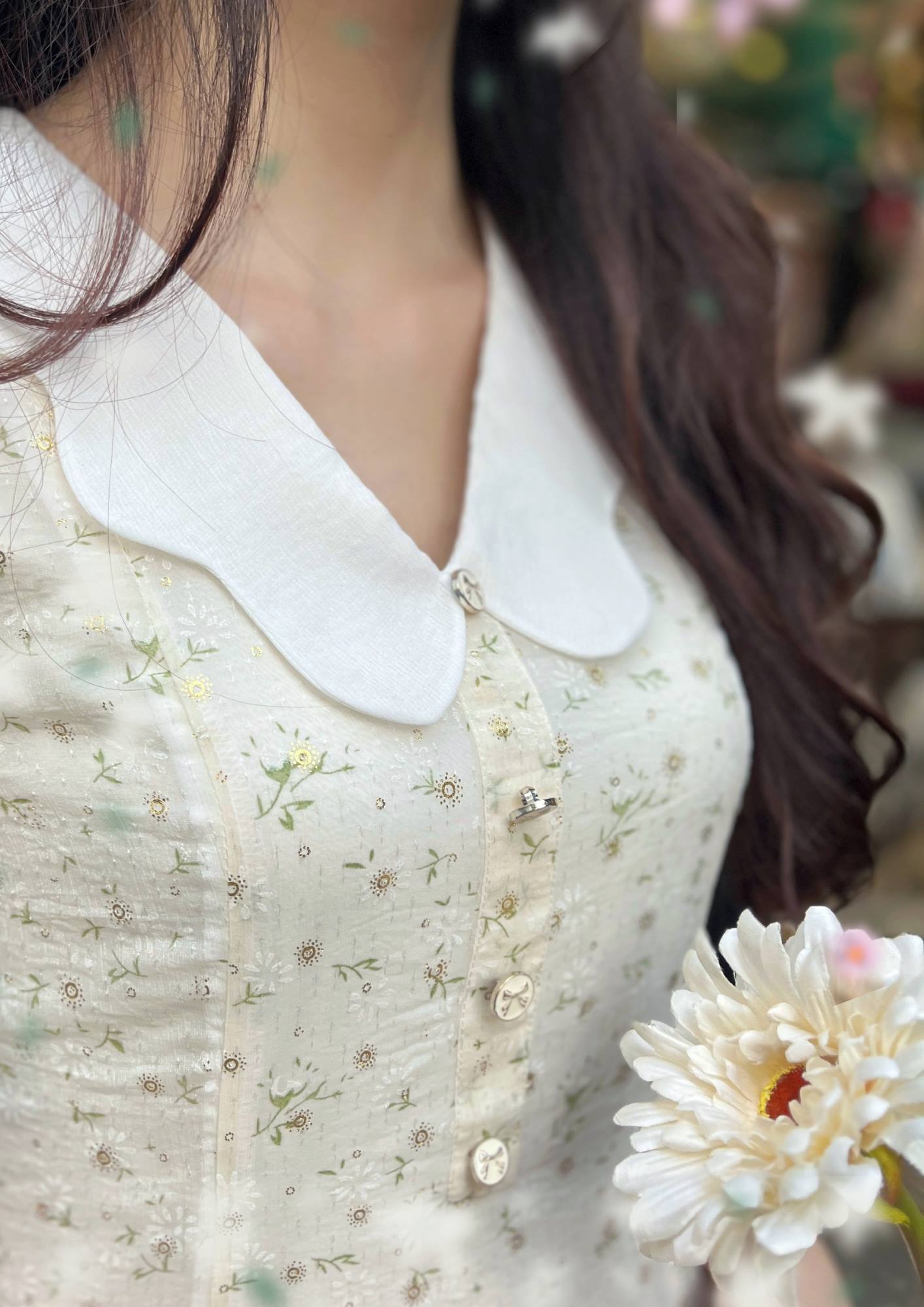 Amour - đầm cổ cánh hoa họa tiết lá nhũ