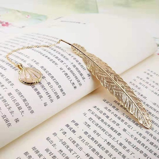 [HCM]Bookmark Kim Loại Đánh Dấu Sách Hình Lông Vũ Dây Treo - Vỏ Sò Màu Kem