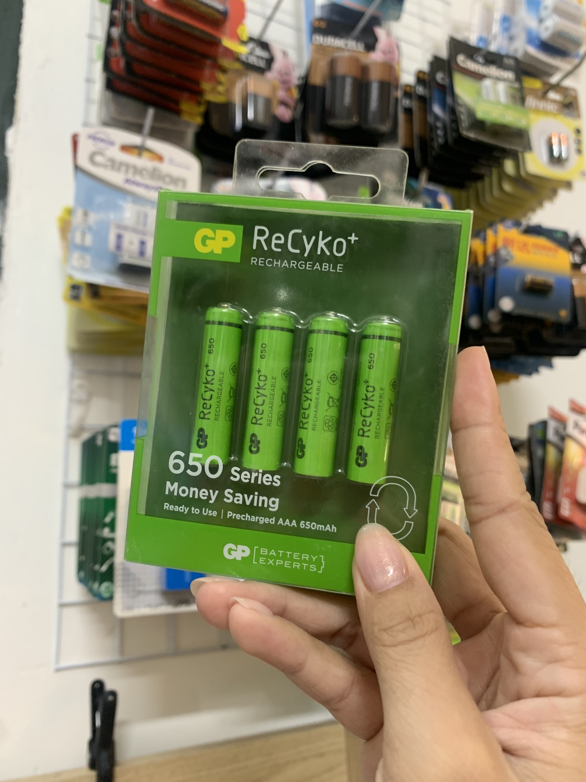 Máy Sạc Pin GP 2 Khe Cắm Pin Kèm 2 Pin AAA