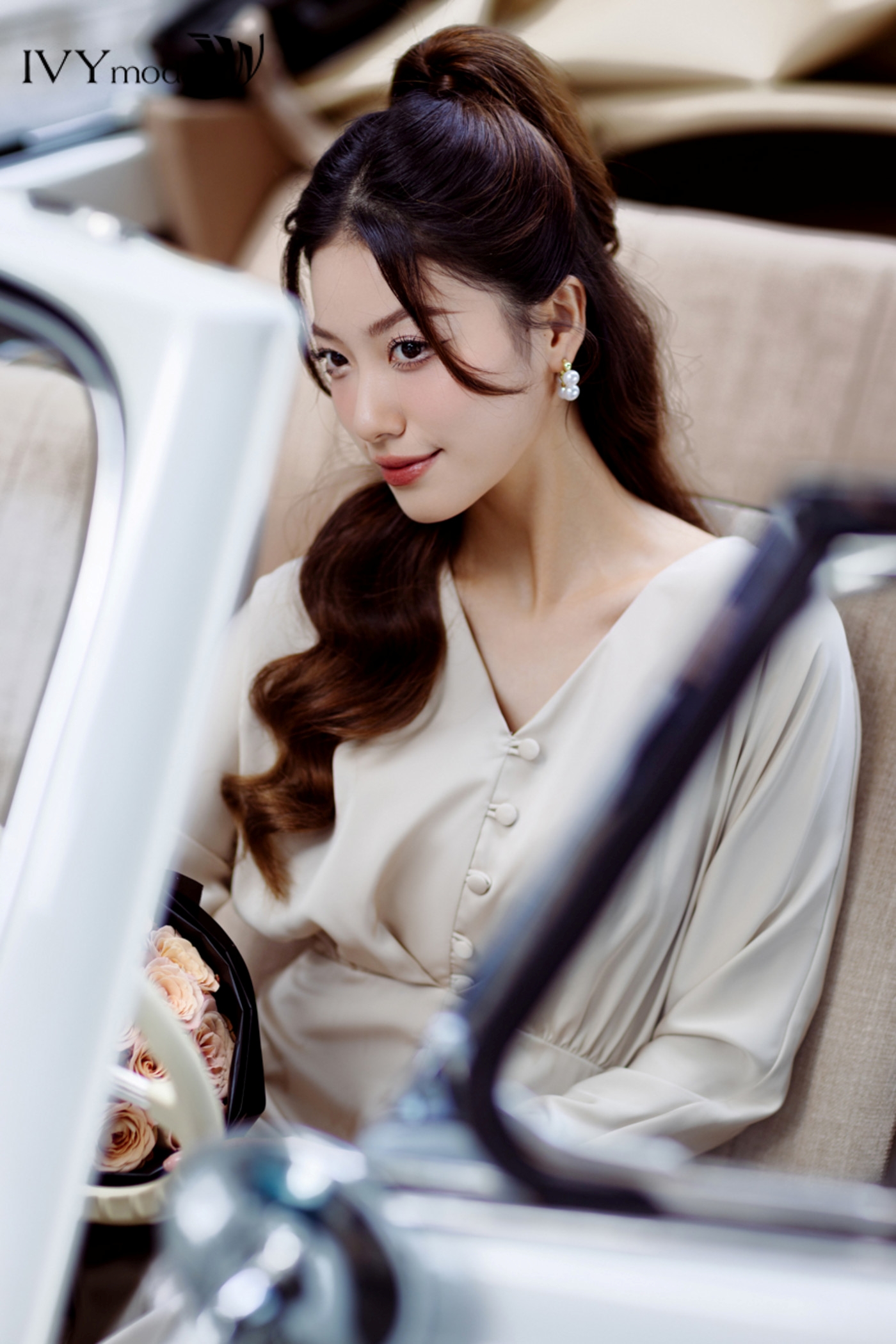 Đầm lụa trơn phối khuy bọc IVY moda MS 48M7159