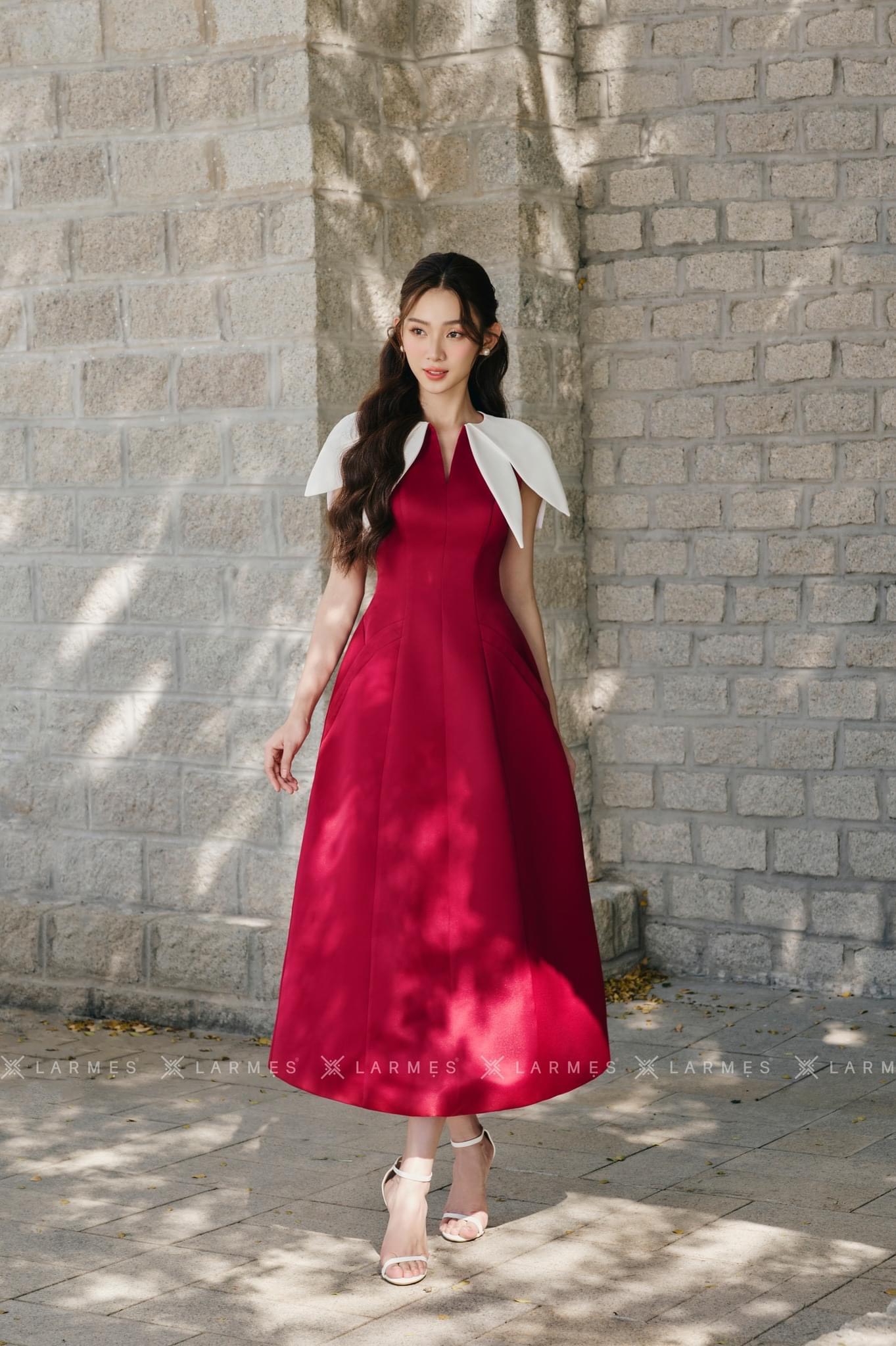 LARMES - Đầm dáng dài phối cổ trắng Hadid