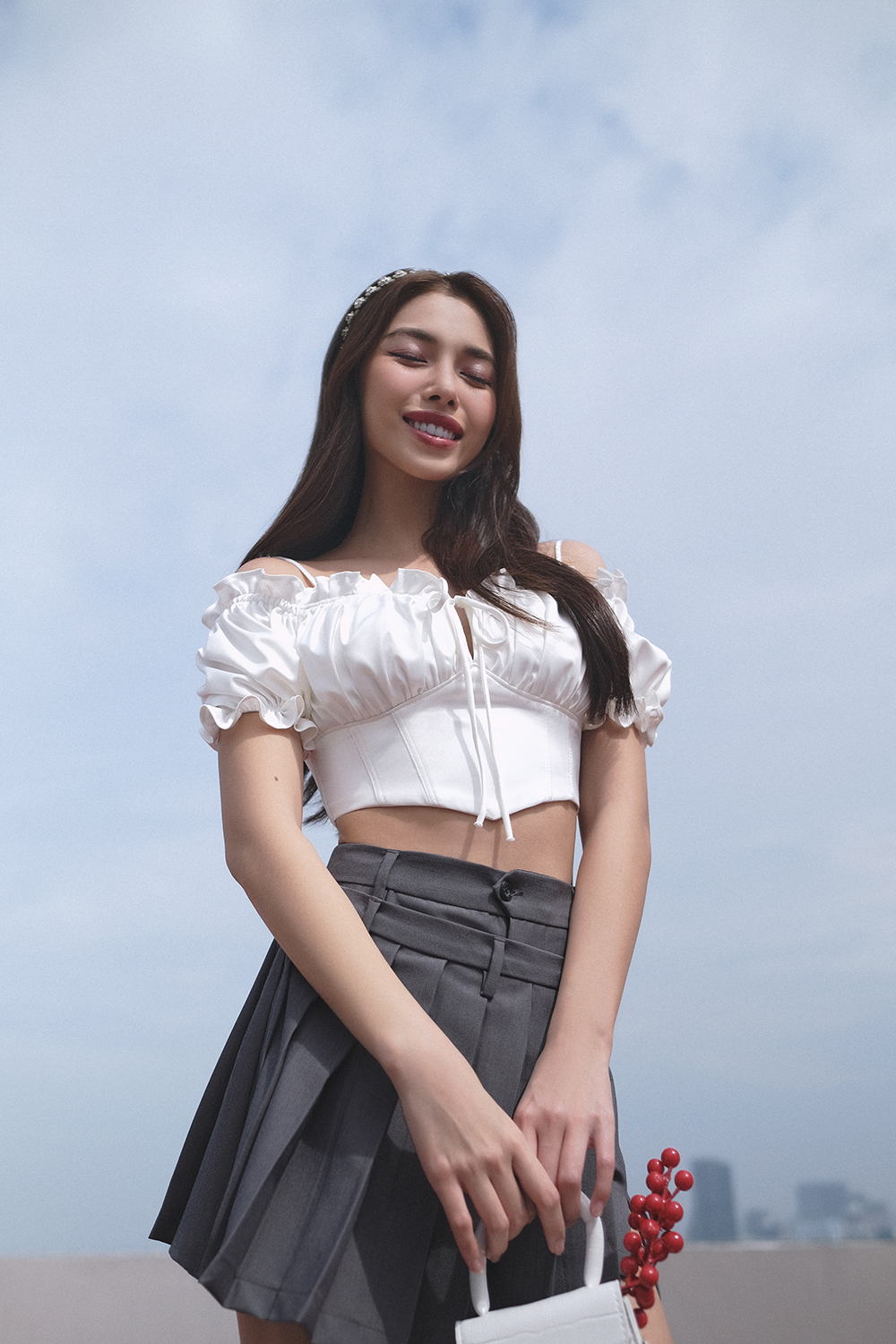 Áo lụa Shebyshj trễ vai màu trắng - Peony top