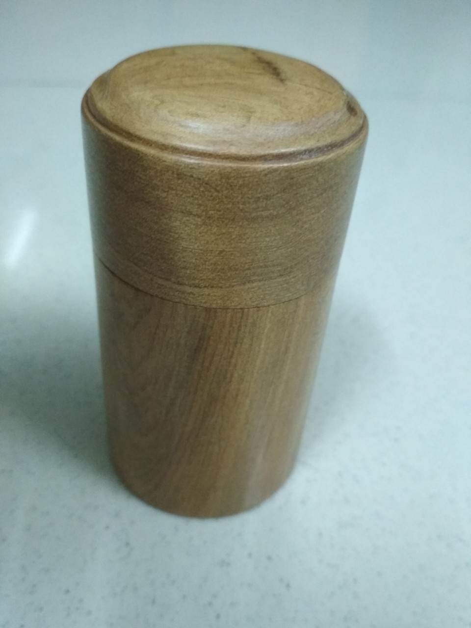 Lọ đựng tăm gỗ bách xanh hình trụ.