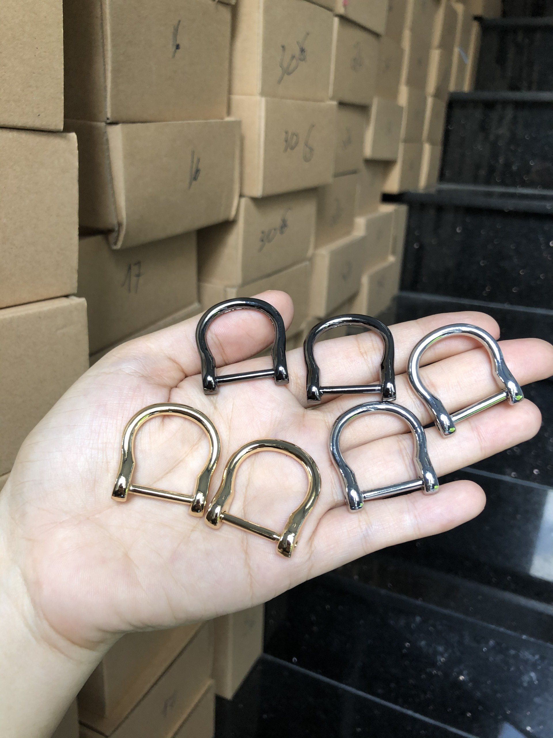 Khoen D bắt ốc gắn túi xách 25k/ cặp