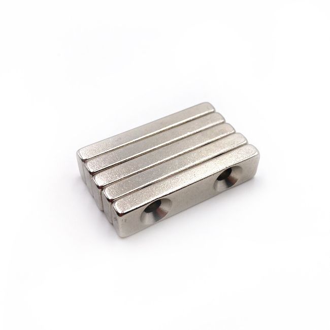Nam châm vĩnh cửu 40x10x5mm có 2 lỗ bắt vít