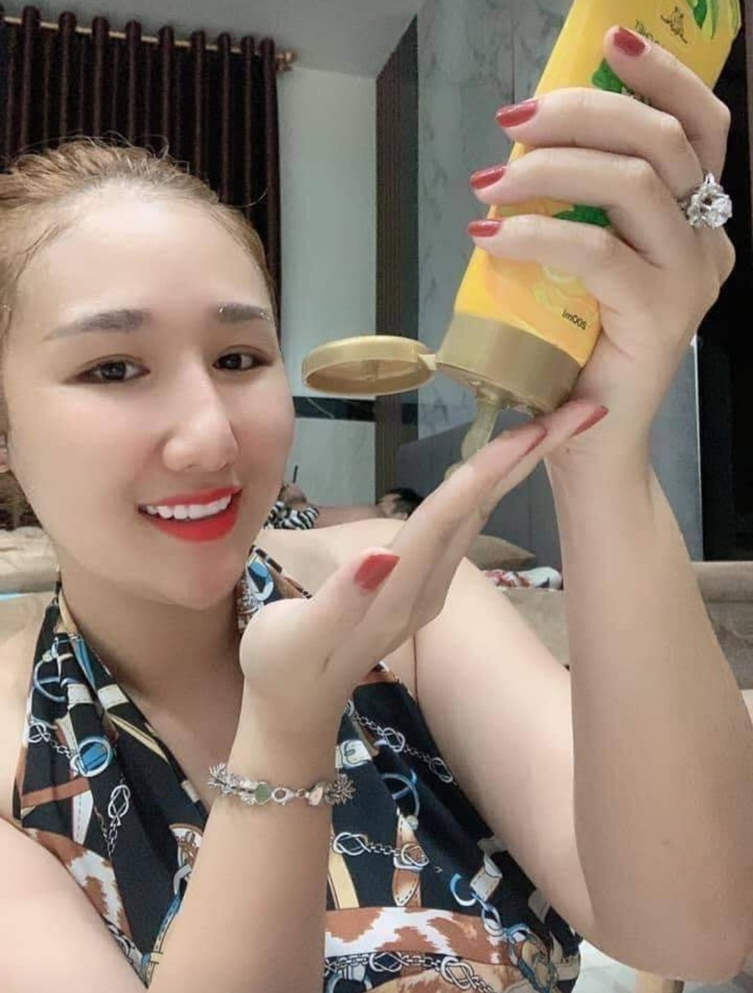 [Dùng mặt & body] Tẩy tế bào chết chanh Đông Anh