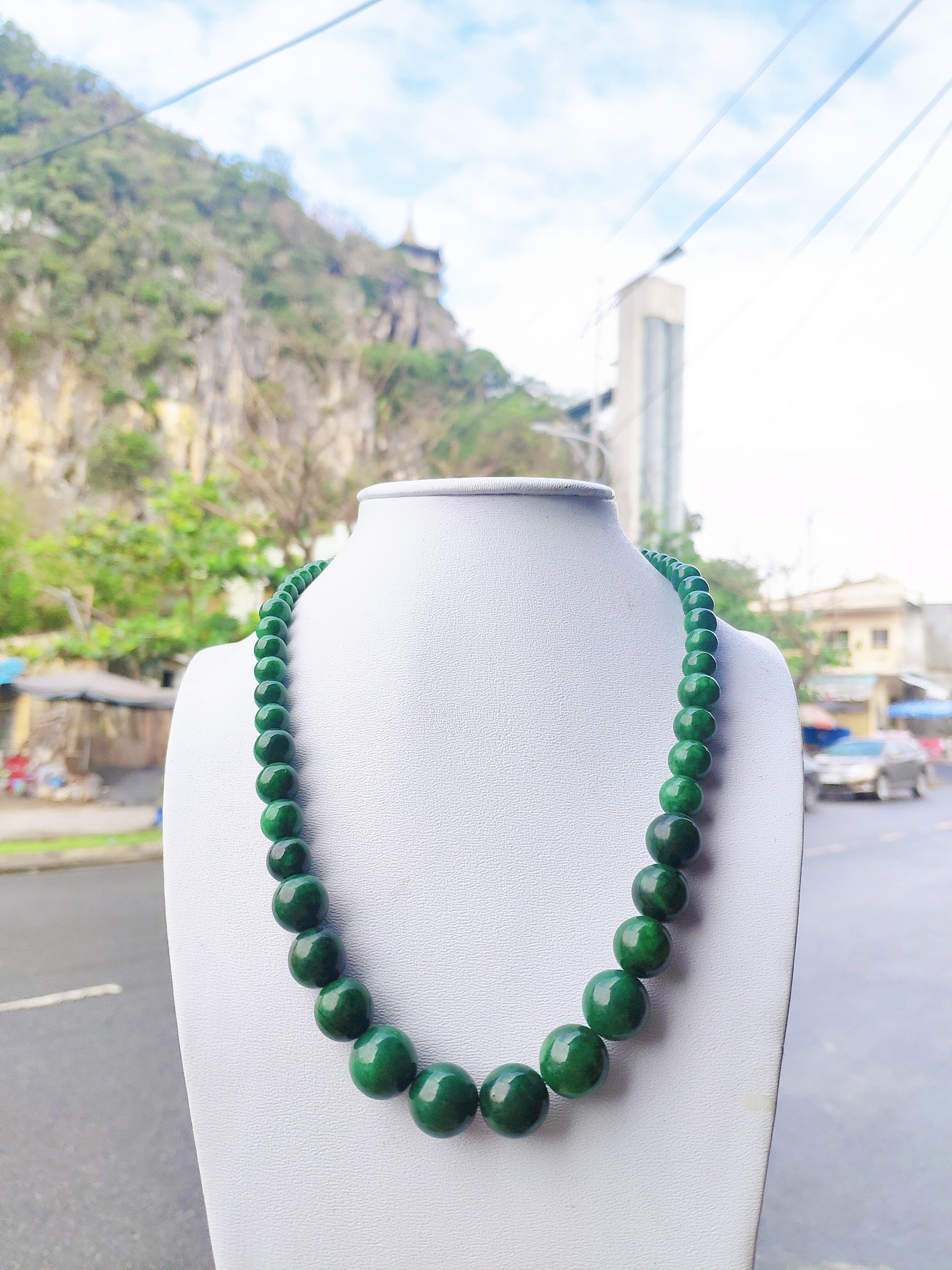 Vòng cổ ngọc bích xanh, thiết kế hạt từ nhỏ đến lớn, size từ 5 li đến 13 li, sang trọng, tinh tế