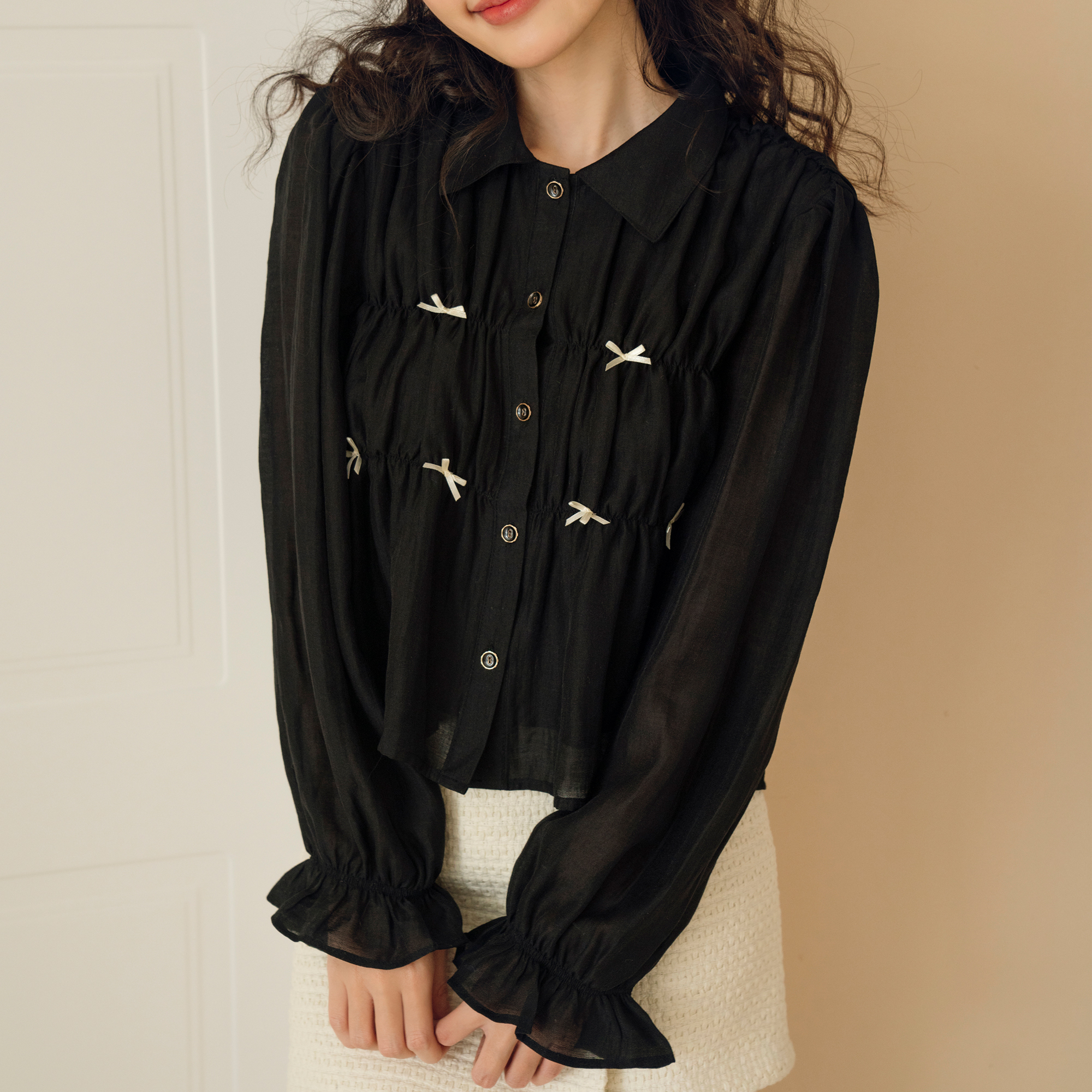 BLEUBIRD Áo lụa 2 lớp rúm bèo đính nơ Kuro Top