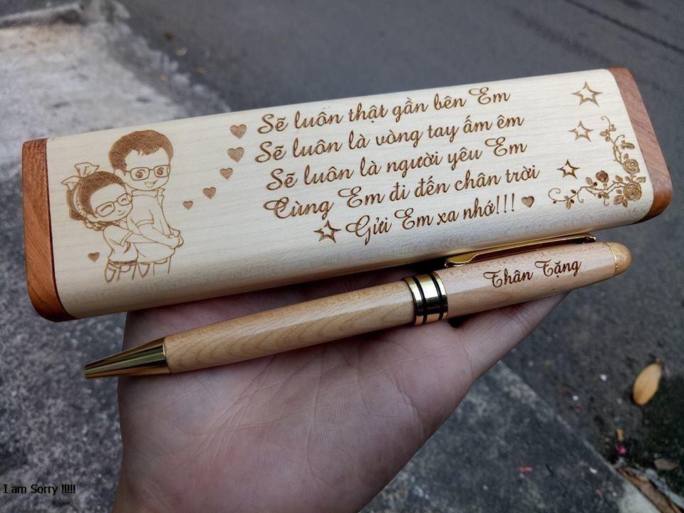 Quà Lưu niệm năm học 2024/Quà tặng Hộp bút & Bút gỗ khắc chữ BYL