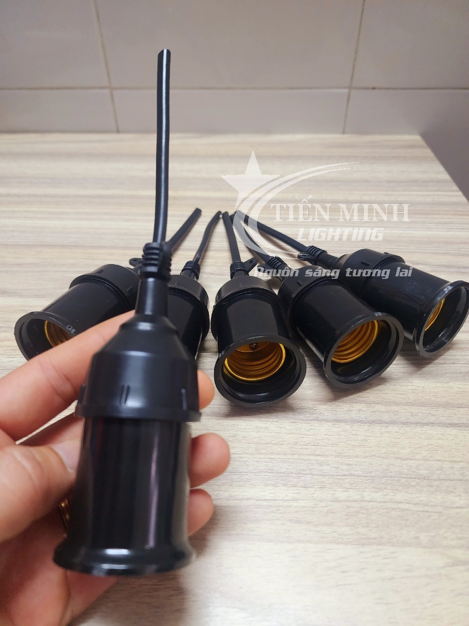 Combo 2 cái đui đèn kín nước đen/ trắng (12cm) kín nước, chất liệu nhựa chống cháy, có móc treo