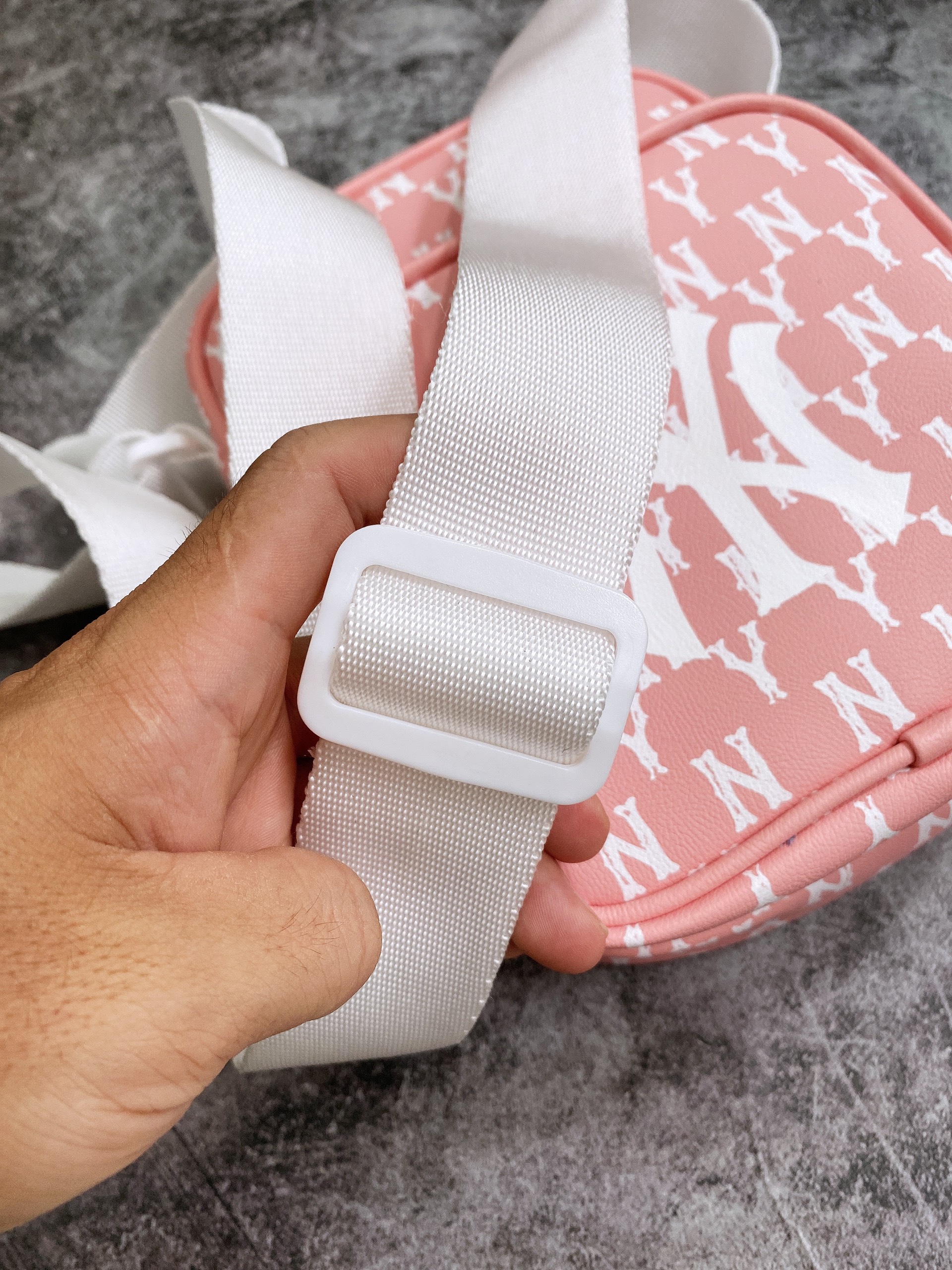 [HCM]Túi đeo chéo mini NY màu hồng họa tiết monogram