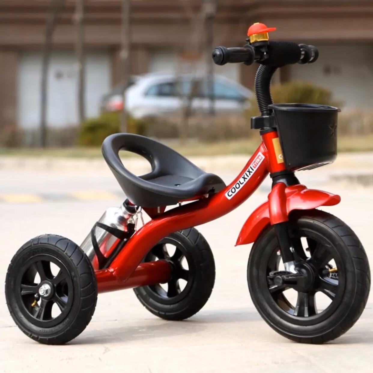 Xe đạp 3 bánh có bình nước