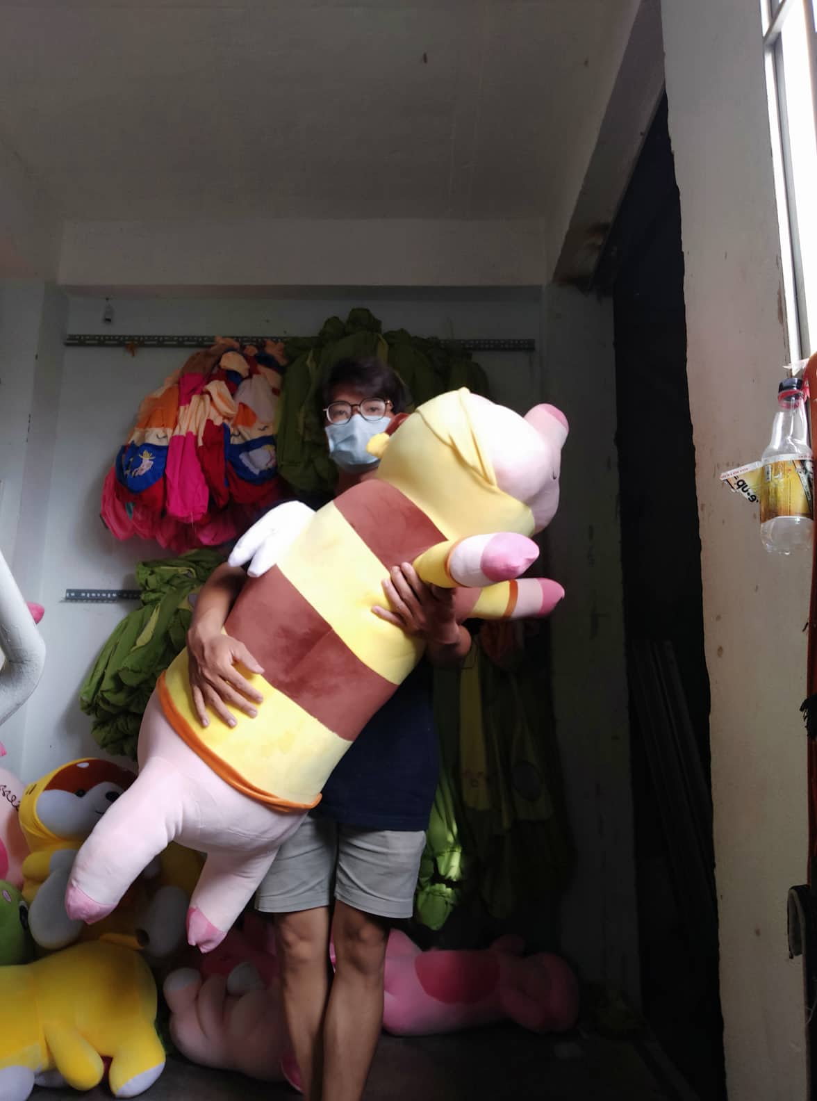 Gấu bông heo nón ong cosplay