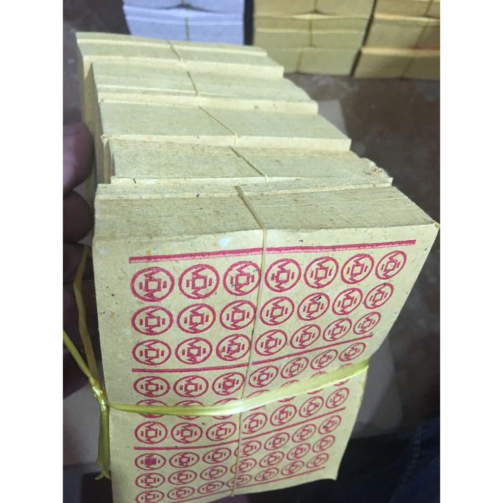 Một Xấp Giấy Vàng ( Đồng Xu Vàng ) Trong Thờ cúng