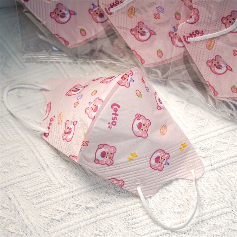 Khẩu trang 3D gấu dâu hồng lotso siêu dễ thương De Perier