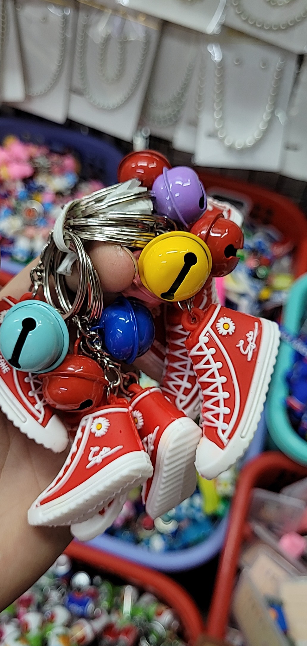 Móc khóa hình đôi giày sneaker đáng yêu nhiều màu