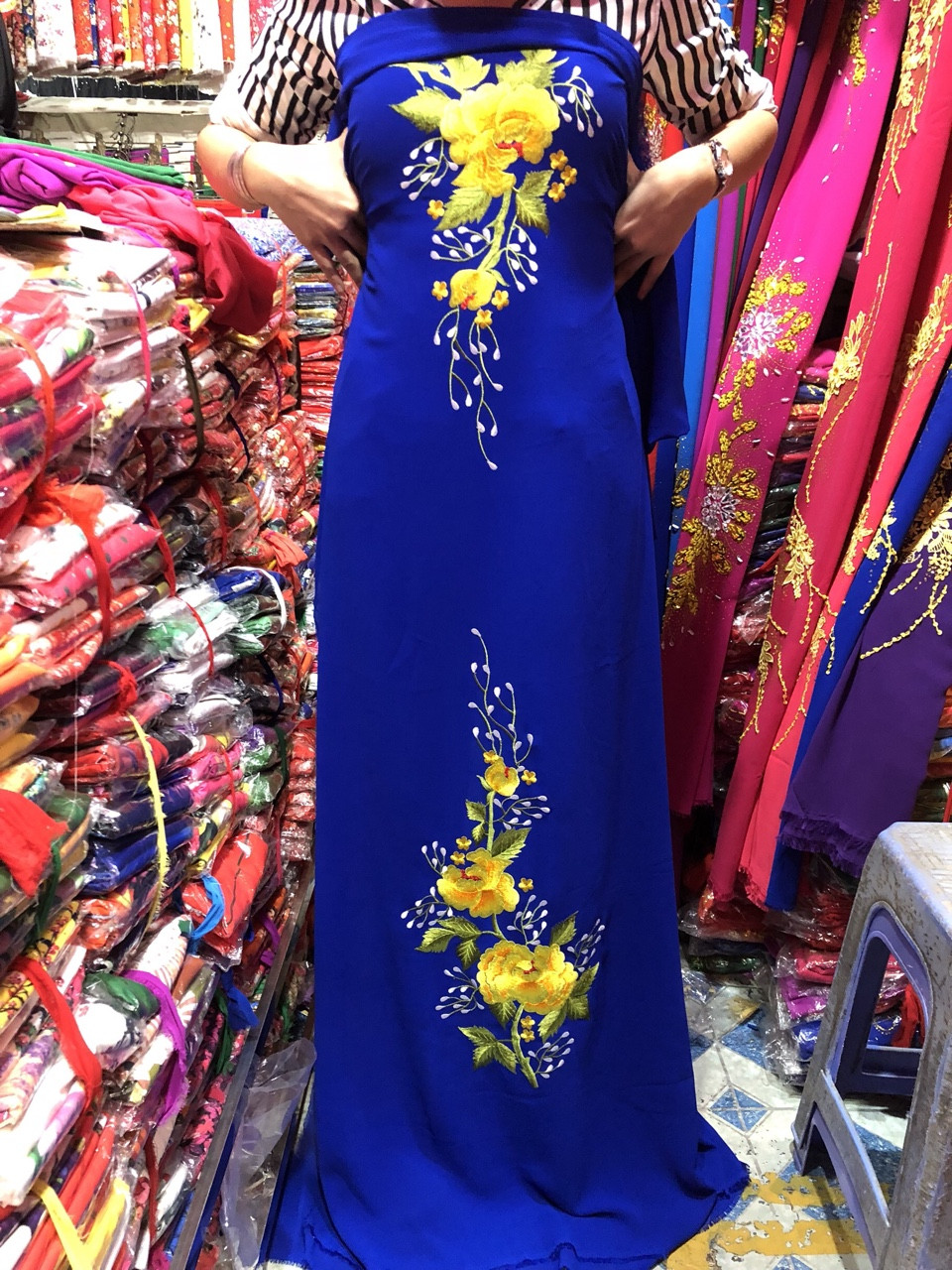 [Nhận cắt áo dài] vải lụa áo dài thêu hoa sen vàng, áo dài truyền thống