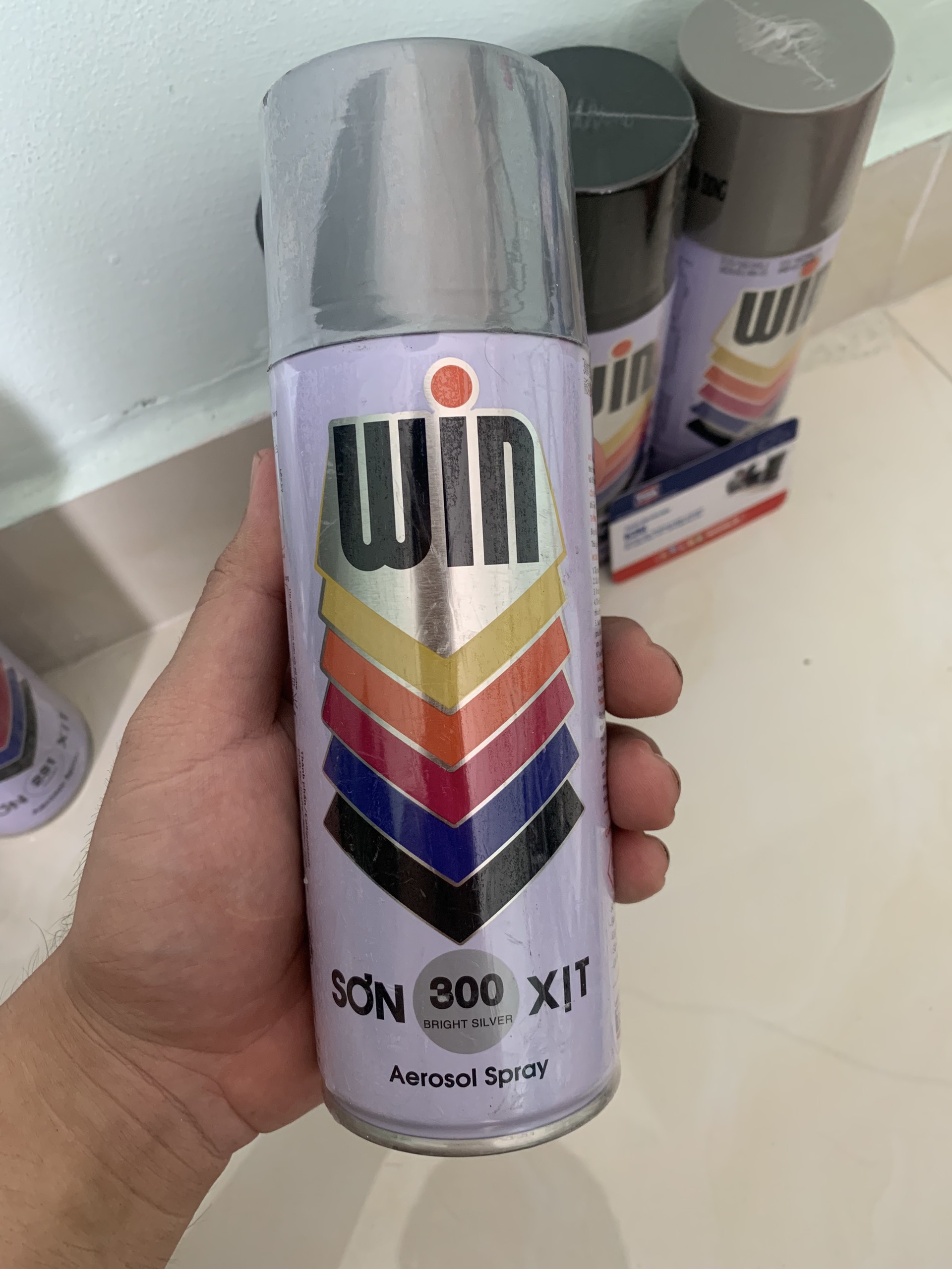 Sơn xịt WIN của hãng Toa Thái Lan