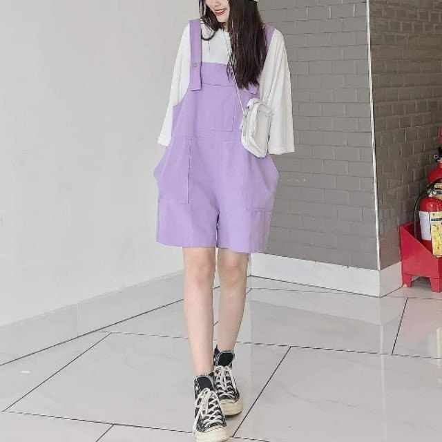 Set yếm đùi ống rộng và áo thun trắng