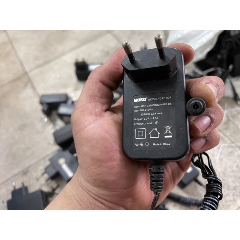 1 cục adapter 12v1,5a còn Sài tốt