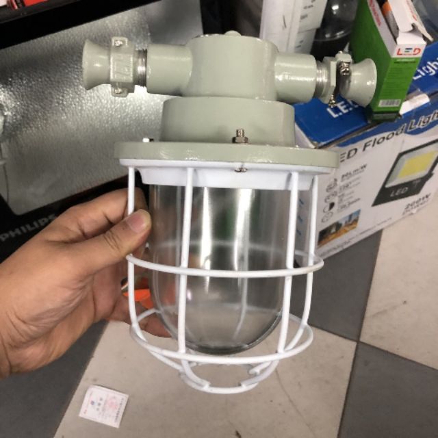 Đèn chống nổ treo 100w. Có lưới sắt bảo vệ.