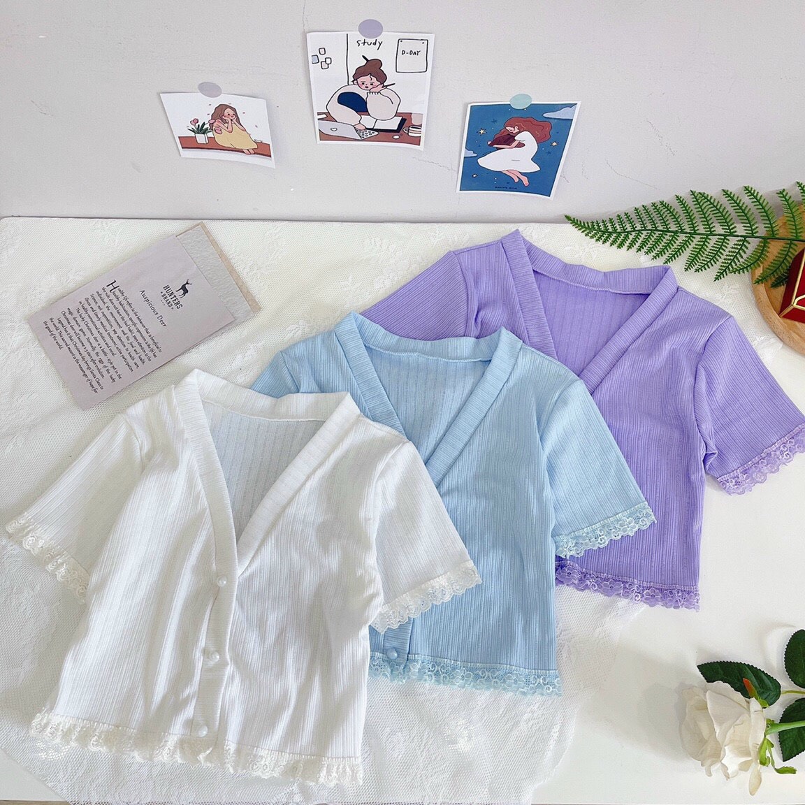 Croptop Gân Cổ V Phối Ren