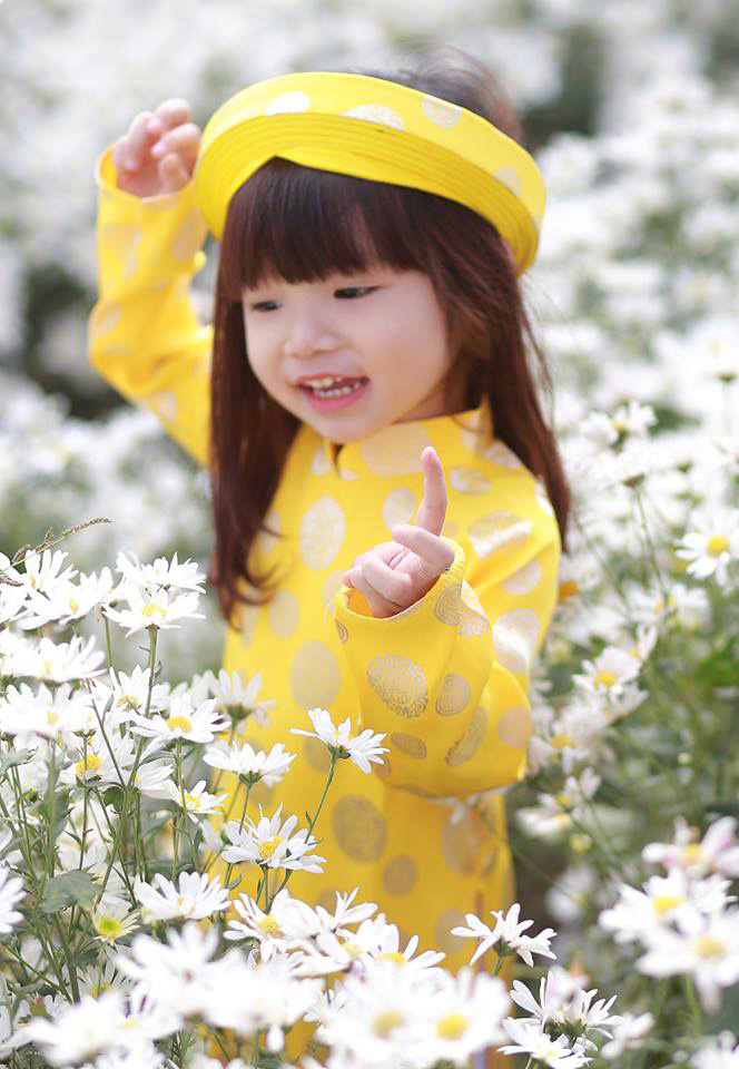 BỘ ÁO DÀI KHĂN XẾP MÀU VÀNG TRẺ EM HOA ĐỒNG TIỀN THÁI TUẤN, ÁO DÀI TRẺ CON