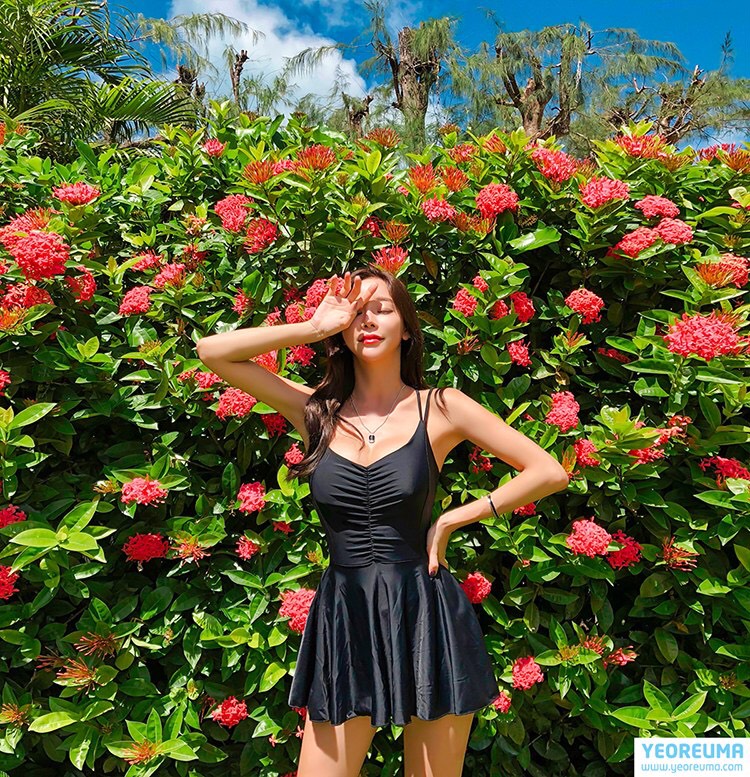 Bikini liền mảnh váy xoè màu đen kín đáo (hình chụp thật)