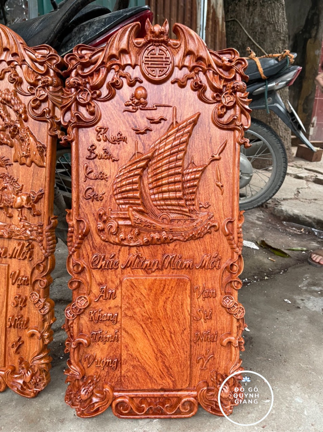 Đốc Lịch Gỗ Hương Hàng Liền Khối Siêu Vân