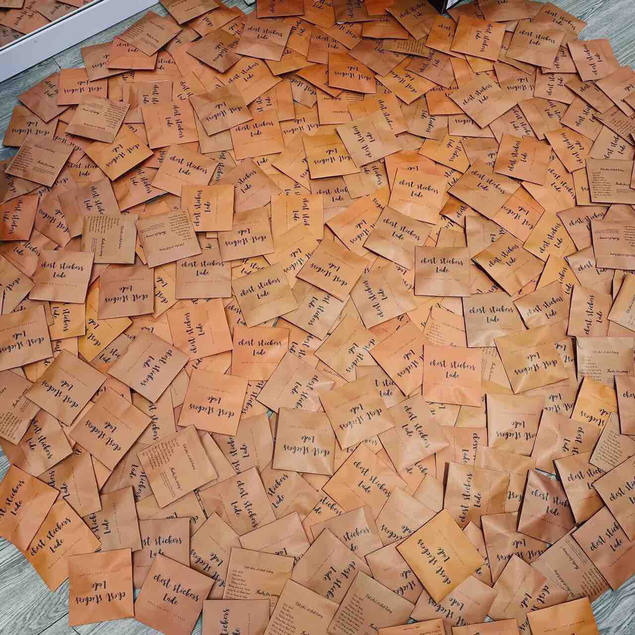 Miếng dán ngực thần thánh.