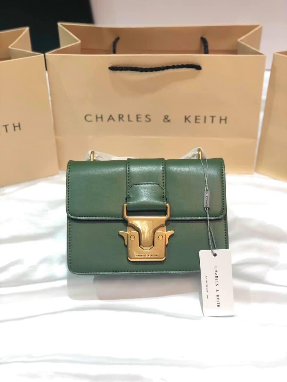 Túi CNK Khoá Cánh Dây Xích Double Handle Metallic Push-Lock Shoulder Bag