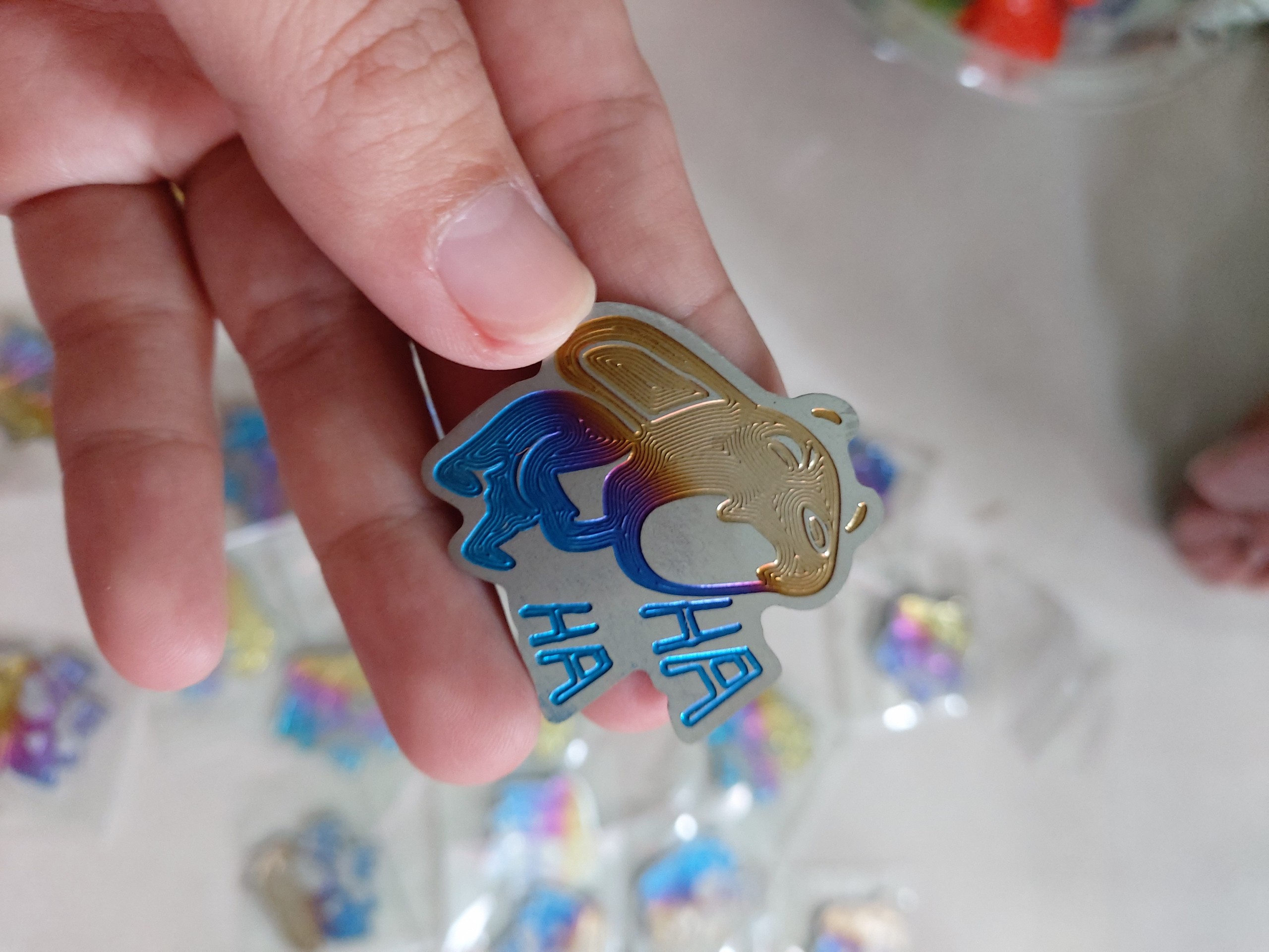 Logo thỏ haha titan 7 màu 35x35cm có keo dán