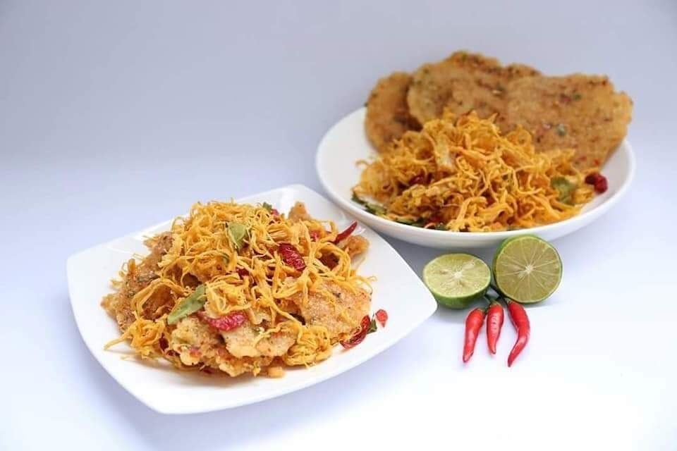 Cơm Cháy Mắm Hành Lắc Khô Gà