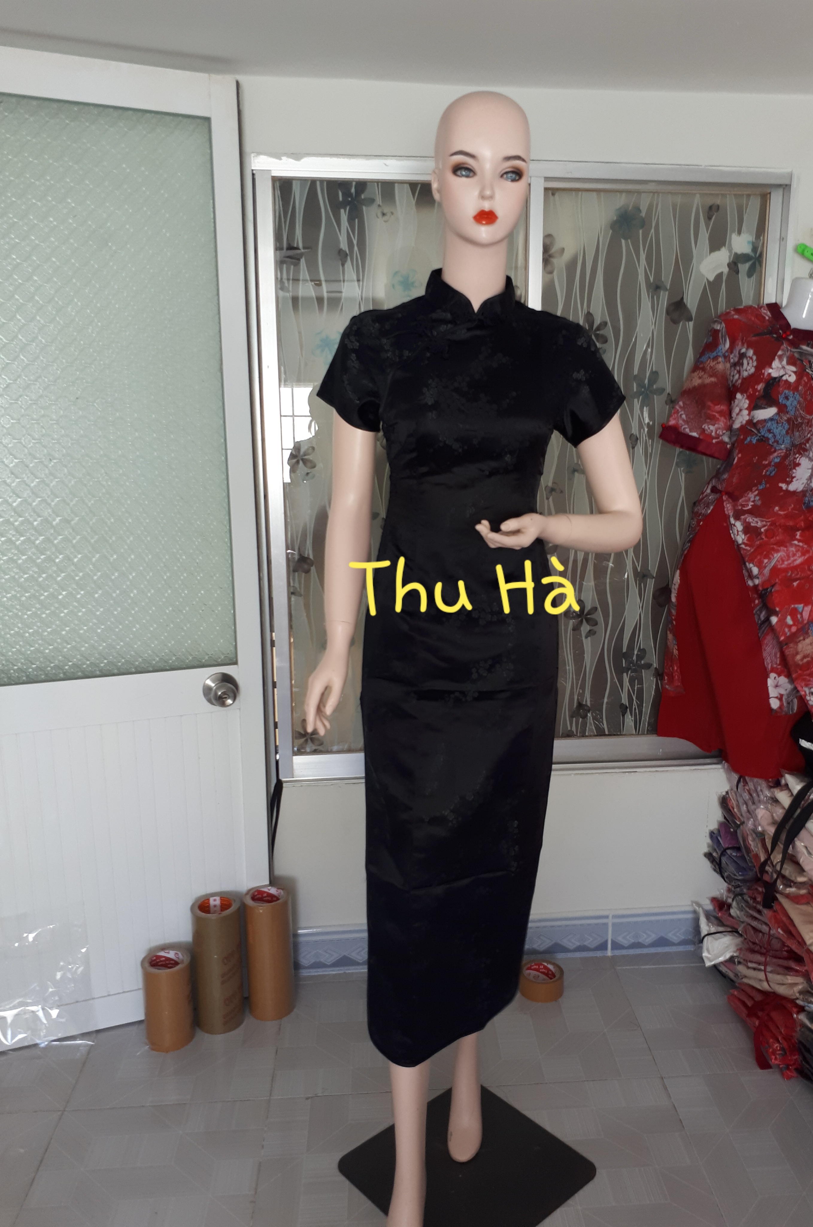 Sườn xám Dài Gấm Đen tuyền có hình thật