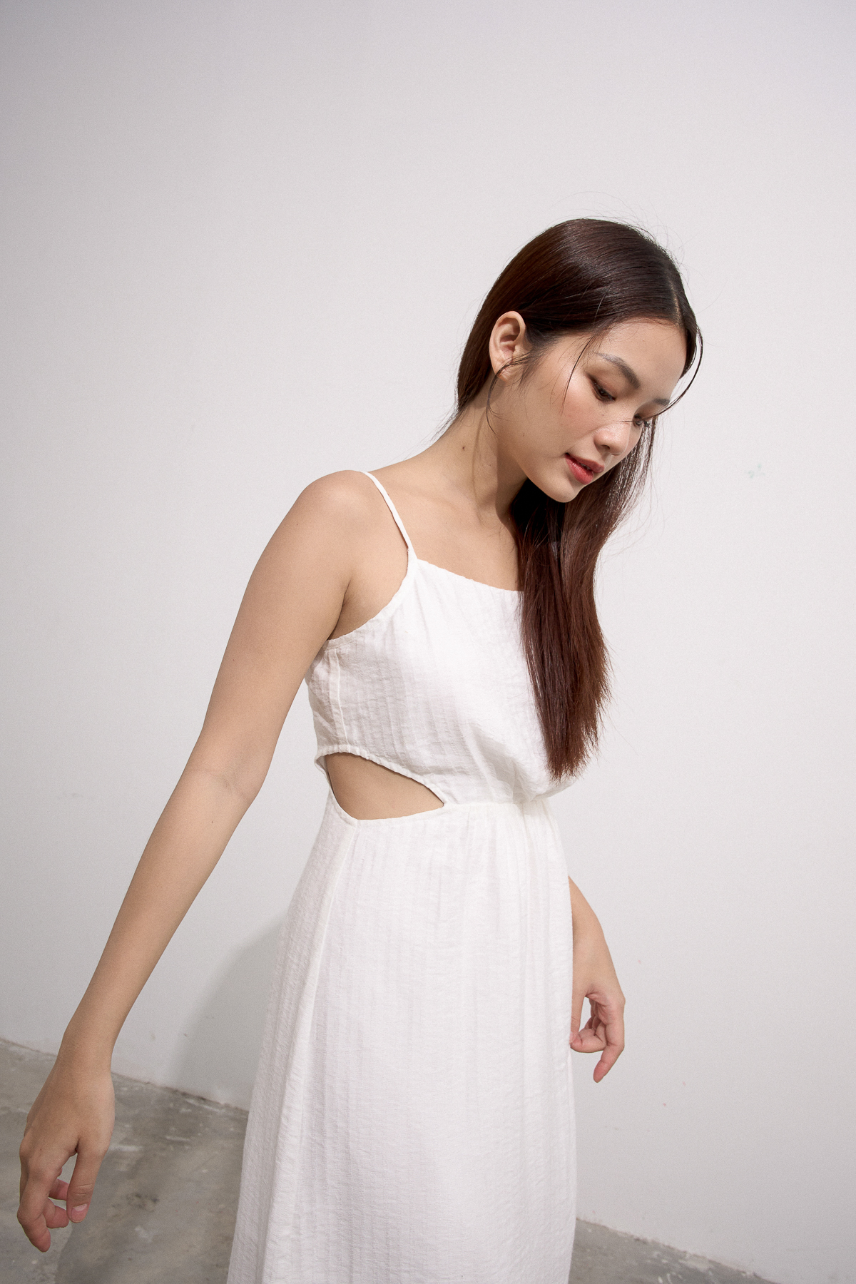 [NHẬP MÃ NOVFALAZSOCIAL02 GIẢM 40K ĐƠN 199K  ] Đầm Maybi midi ôm linen 2 dây cut-out eo