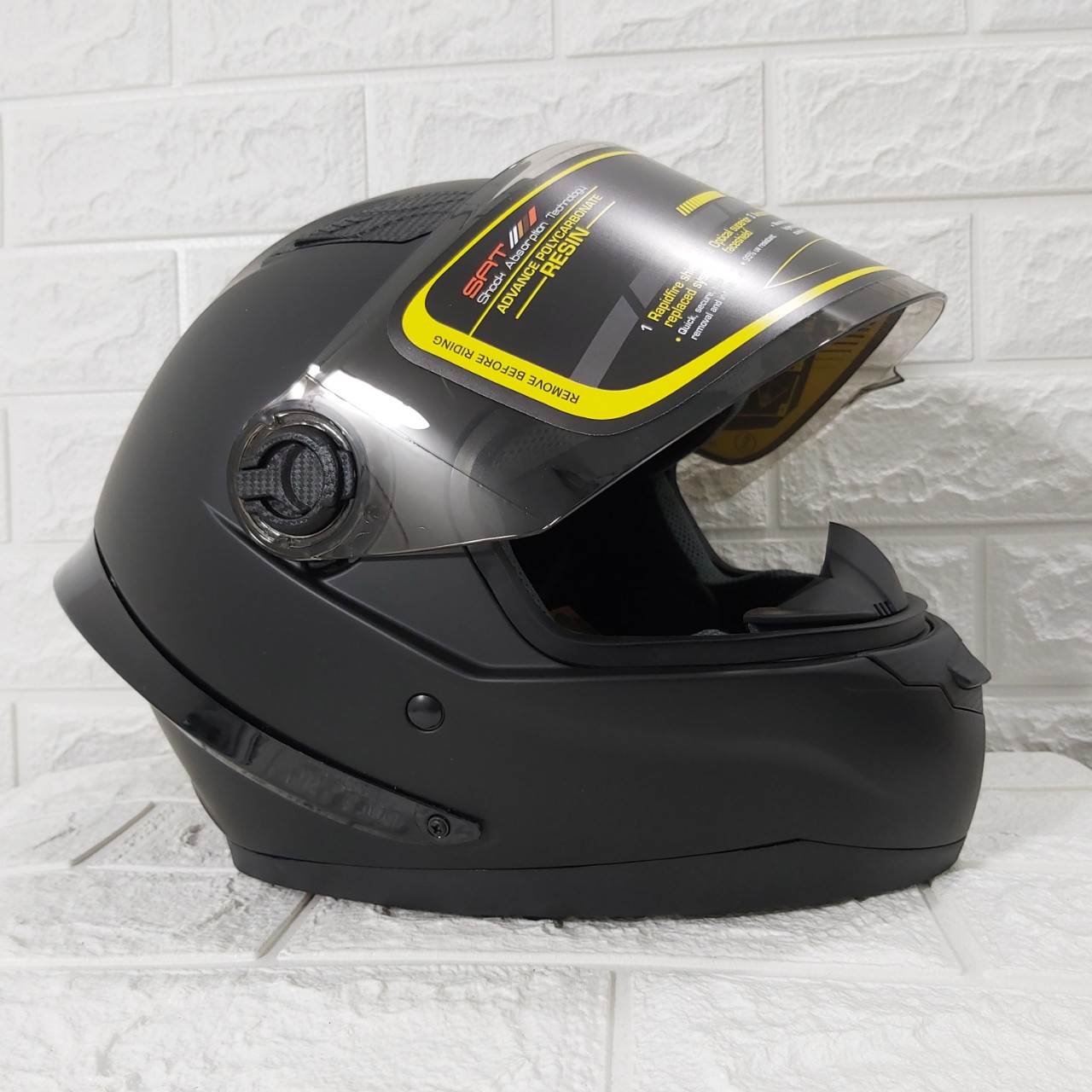 MŨ BẢO HIỂM FULLFACE CÓ ĐUÔI GIÓ ROYAL M136