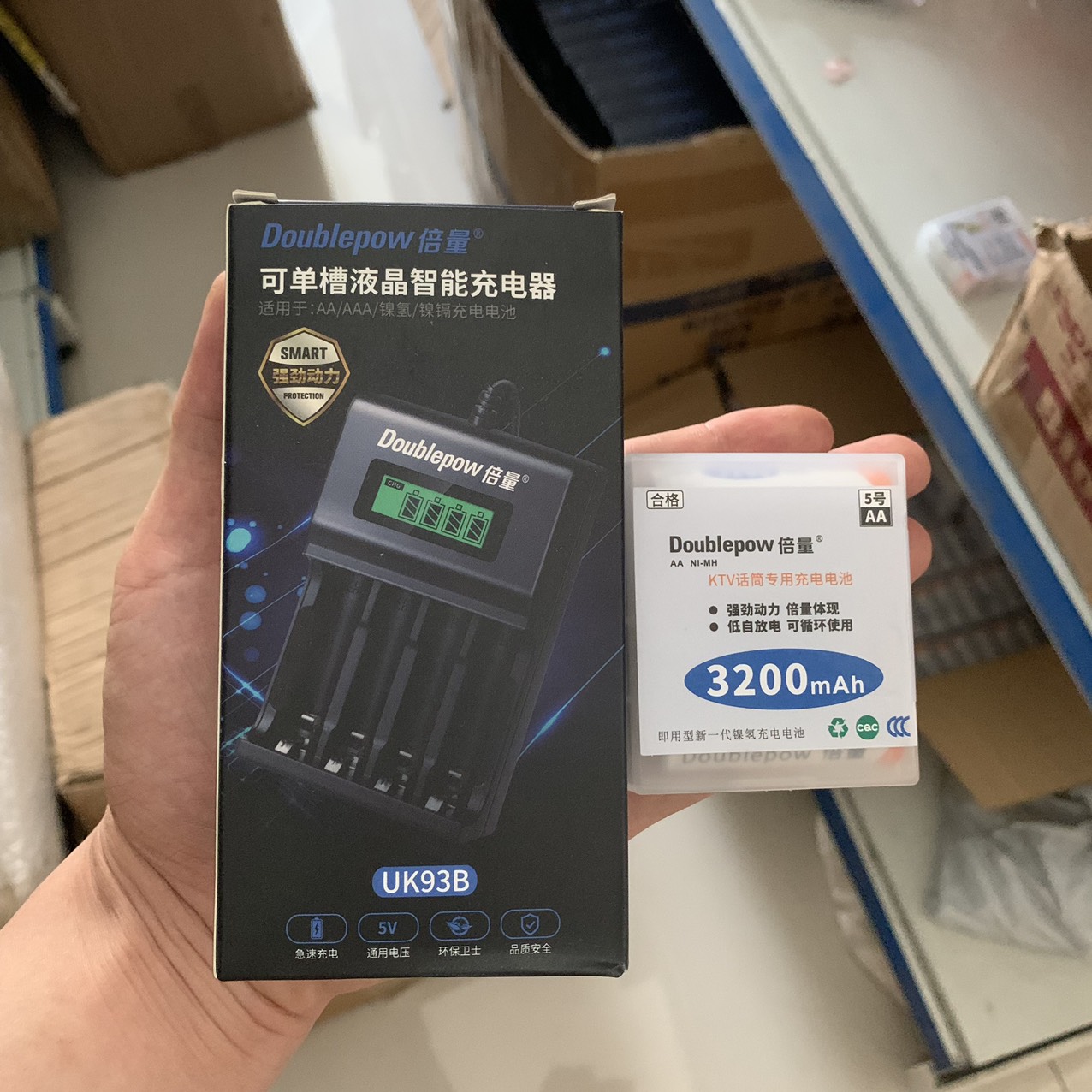 Sạc pin Doublepow UK93B sạc pin AA AAA tự ngắt khi đầy có màn hình hiển thị thông minh