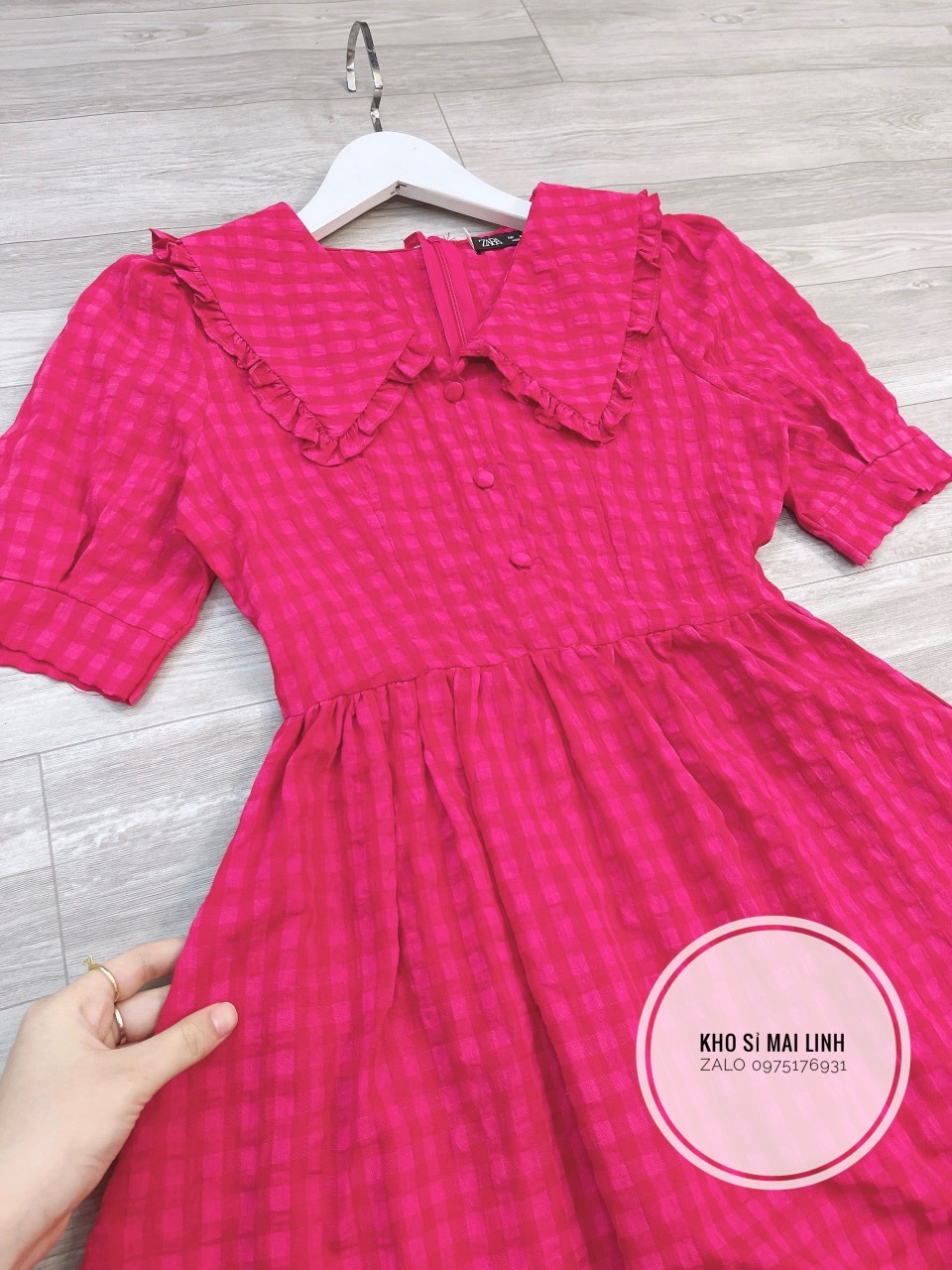 Đầm kẻ hồng sen cổ bèo cúc bọc dáng ngăn