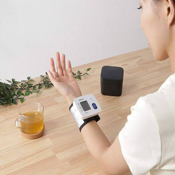 Máy đo huyết áp cổ tay Omron HEM - 6181