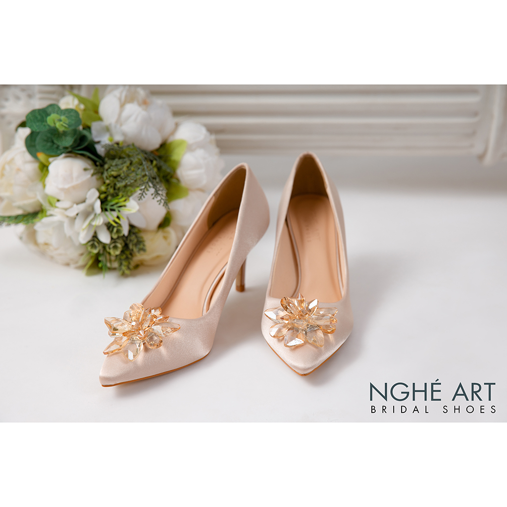 Gi&agrave;y cưới Ngh&eacute; Art lụa satin đ&iacute;nh hoa đ&aacute; 350