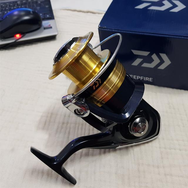 Máy câu cá Daiwa SWEEPFIRE 4000-2B