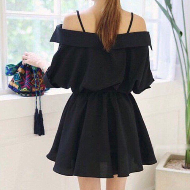 Đầm đen xoè cổ bẻ 2 dây