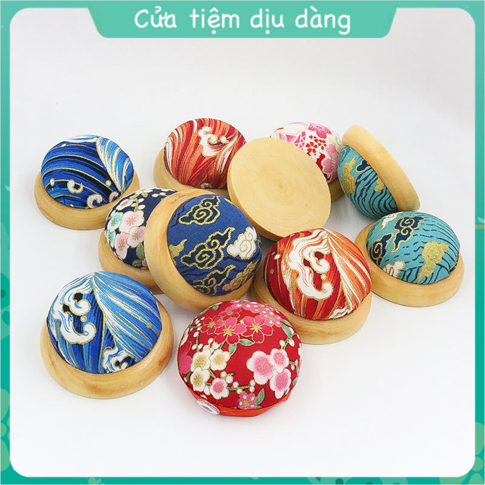 Đế cắm kim, gối cắm kim đế gỗ (giao mẫu ngẫu nhiên)