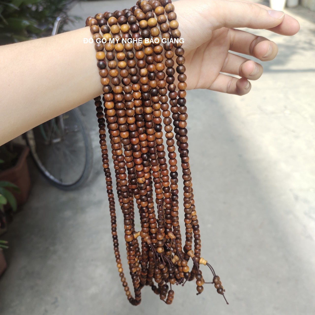 Vòng tay 108 hạt gỗ bách xanh size 6ly