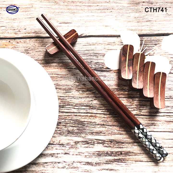 Bộ 10 gác đũa gỗ trắc kẻ Sọc tiện dụng và sang trọng trên bàn ăn - CTH741- HAHANCO