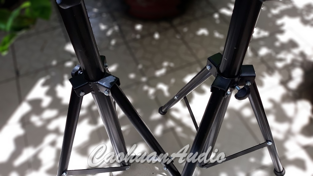 1 cái chân để loa sân khấu