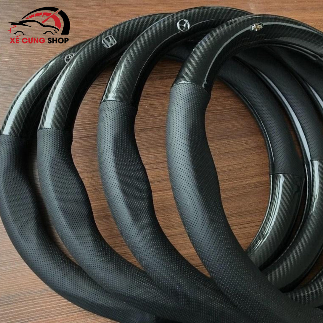 Bọc vô lăng cacbon kèm biểu tượng logo Hãng