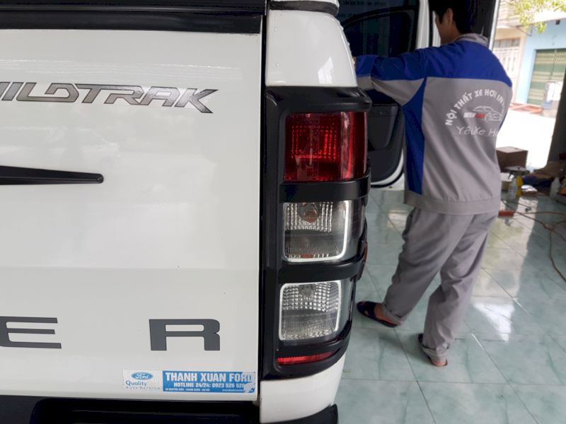 ỐP ĐÈN HẬU FORD RANGER